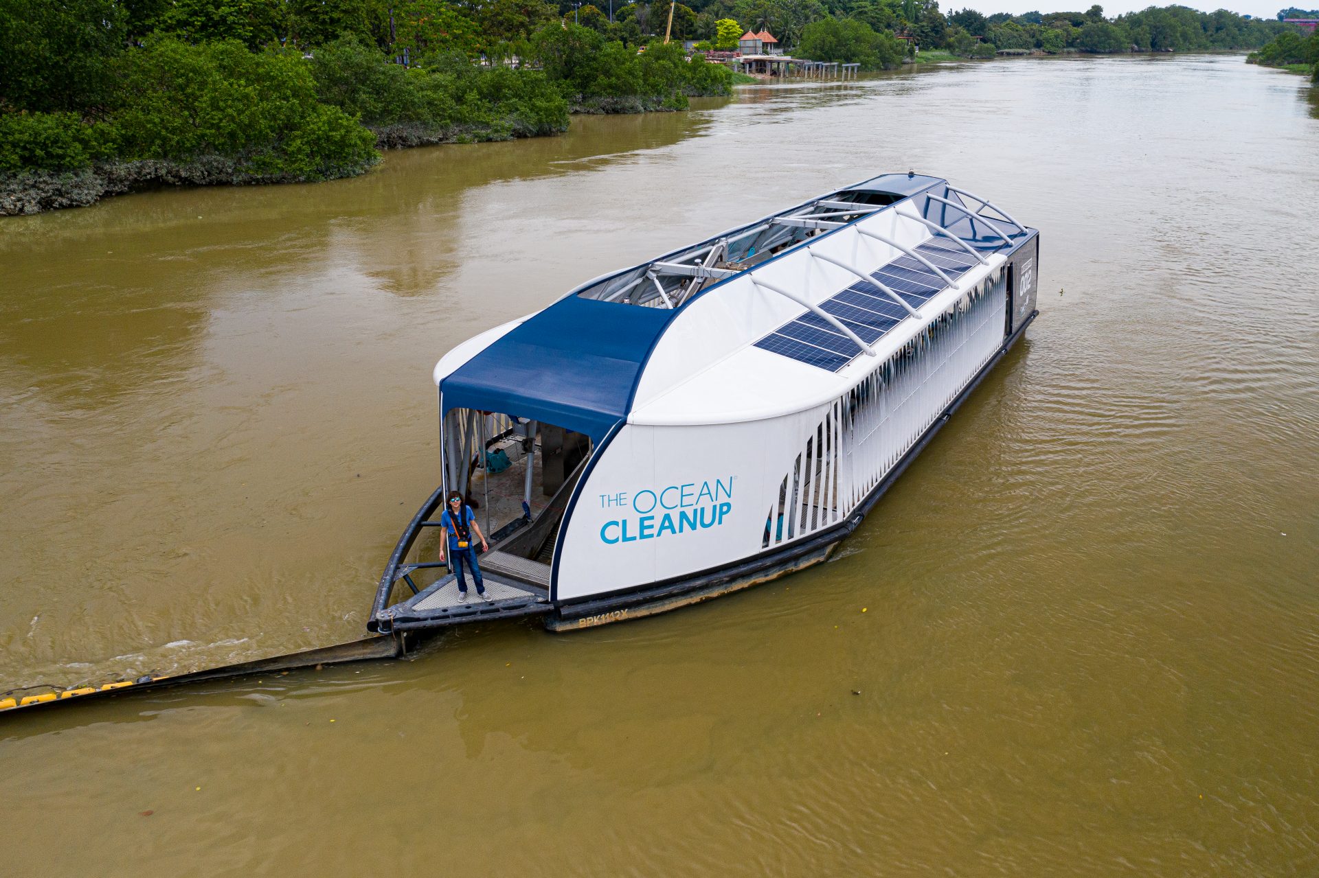 Jovem cria barco movido a energia solar para limpar rios